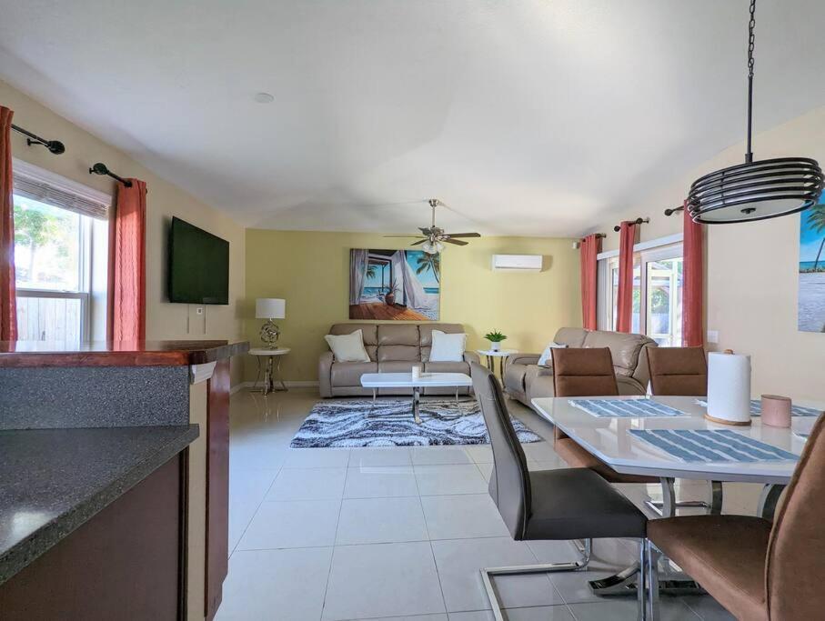 3Bed & 2Bath Property Couple Minutes From Siesta Key Beach & Downtown Sarasota megye Kültér fotó